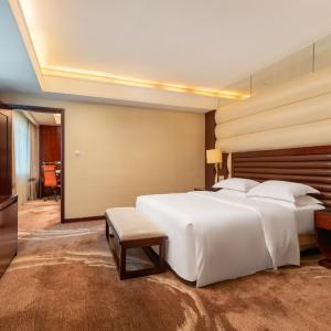 1King One-Bedroom Suite Club FL Lounge Access