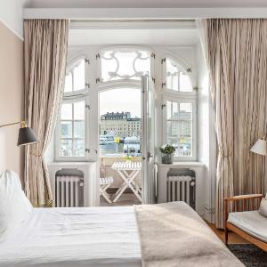 Deluxe Twin Room with Balcony and Sea View - Non-Smoking