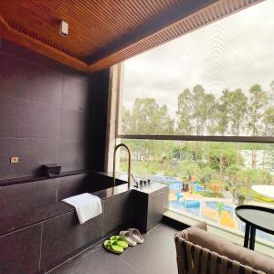 Executive Superior King Room with Hot Pool and Lake View