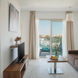 One-Bedroom Apartment with Balcony and Harbor View