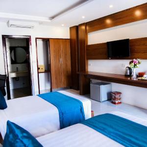 Standard Twin Room with Mountain View