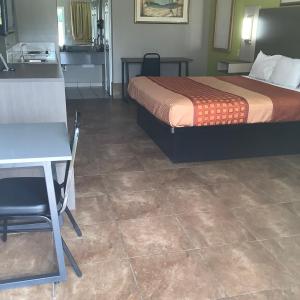  Deluxe King Room with Kitchenette - Non Smoking