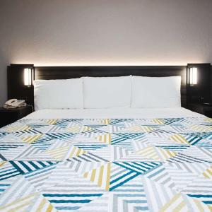 1 King Bed | Mobility Accessible RI Shower Nsmk
