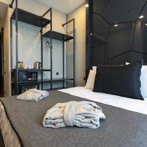 Deluxe Double Room with Side Sea View