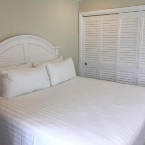 One-Bedroom Apartment with Marina View