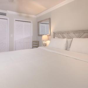 Deluxe One-Bedroom Apartment with Marina View