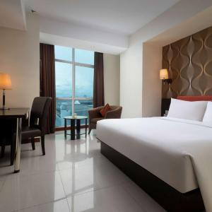 Deluxe Queen Room with City View and Shower - Smoking