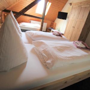 Budget Triple Room with shared bathroom