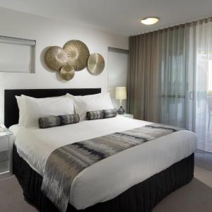 Two Bedroom Beachfront Spa Apartment- 2 House Beverage Vouchers per stay