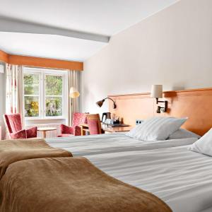 Standard Double Room with Two Single Beds - Non-Smoking