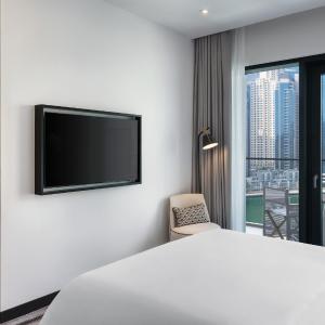 Marina View Deluxe Room with Private Balcony King 