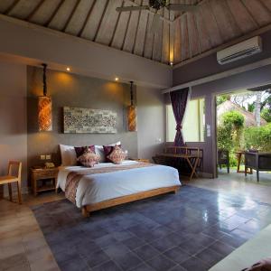 Bungalow with Garden View