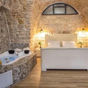 Deluxe Suite with Spa Bath