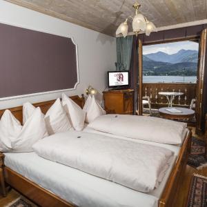 Deluxe Double Room with Balcony and Lake View