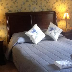 Double King Sleigh Bed - Private Bathroom 