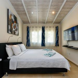 Pool side Villa 2 with Private Garden Hot Tub XXL