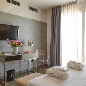 Deluxe Double Room with Side Sea View