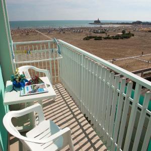 Triple Room with Balcony and Lateral Sea View