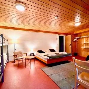 Family Room (6 Adults) with Shared Bathroom