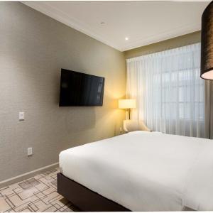 One Bedroom Royal Suite - 1 King Bed