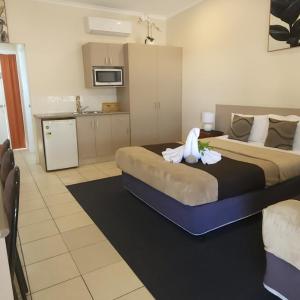 Deluxe Queen with King Single Room