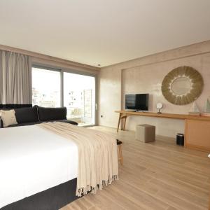 Deluxe Smart Room