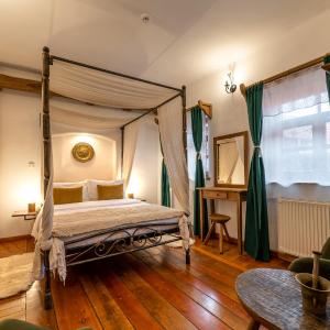 Standard Double Room with Canopy