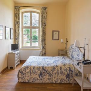 Single Room - adjoining building