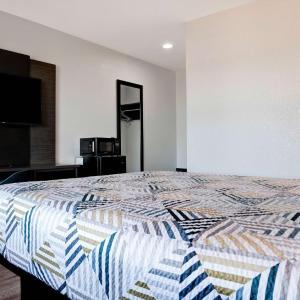 1 Queen Bed | Micfridge
