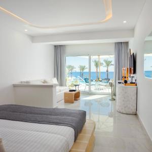 Junior Swim-up Suite-Posh Club
