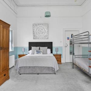 Large Family Room (2 Adults + 2 Children)