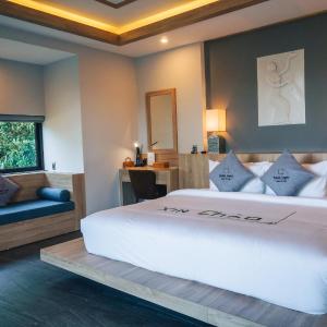 Four-Bedroom Hillside Pool Deluxe with Free Benefit & Spa