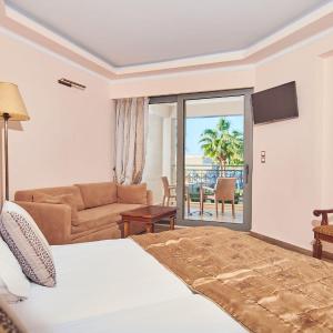 Junior Suite with Pool and Sea View
