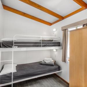 Deluxe 2 Bedroom Access Cabin - Sleeps 4