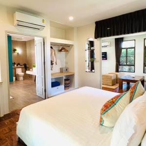 Suite with Pool View