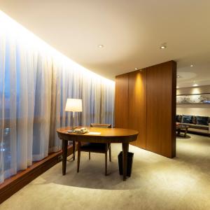 One-Bedroom Business Suite