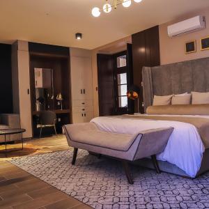 Deluxe King Suite