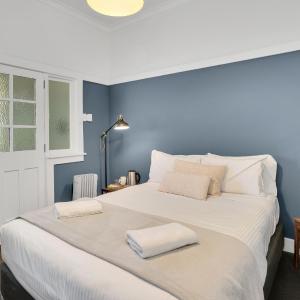 Standard Queen Room with Ensuite Bathroom