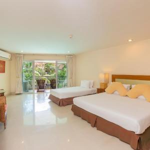 Deluxe Family Room with Pool View - Pets Friendly