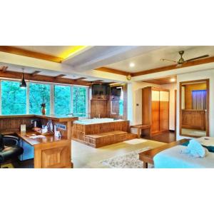 Honeymoon Suite