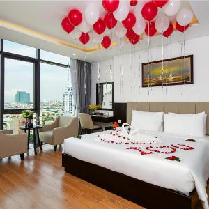 Deluxe King Room with Bathtub and City View