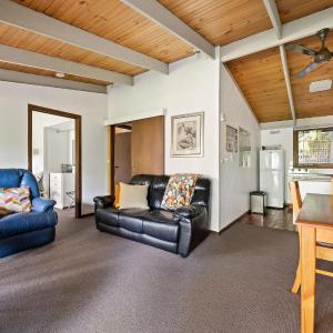 Two-Bedroom Cottage with Queen Bed & Two Singles