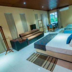 Super Deluxe Family Room