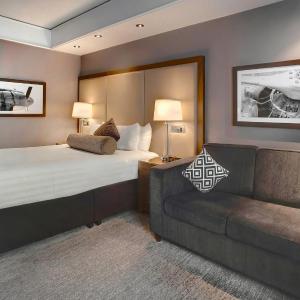 Standard Room, 1 King Bed with 8 Nights Parking [SC]
