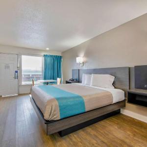 Deluxe King Room - Non-Smoking