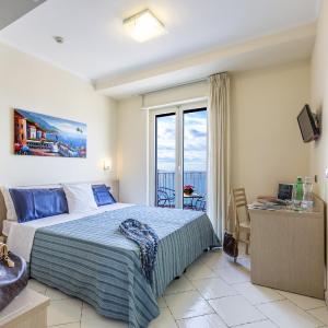Double or Twin Room with Sea View and Parking