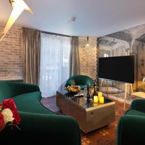 Suite 202
