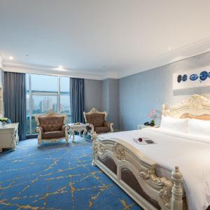 Deluxe Queen Room with Garden View