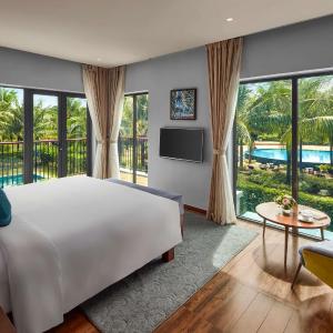 Four-Bedroom Villa with One King Bed and Six Single Beds - Balcony/Private Pool