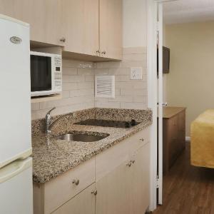Deluxe Queen Suite